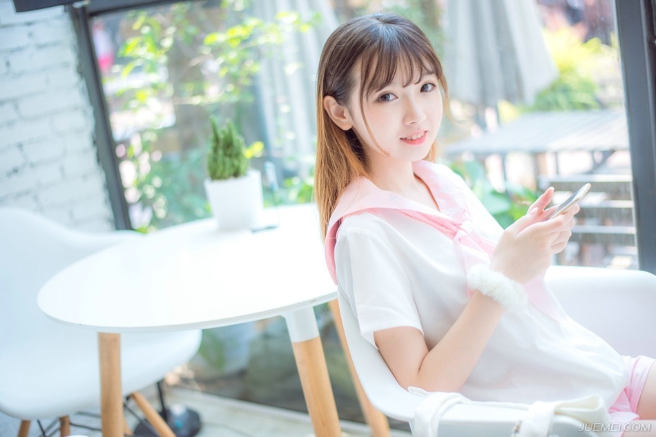 在这里，与各位再共同勉励一次，我们要做聪明的人，做有智慧的人有慈爱又肯诚实对人对己的勇者。就算天大的事情来了，也不逃避它，心平气和地为自己争取最合理的解决之道，不可以做一个弱者，凡是不顺心便跌倒的人是要被社会淘汰的，做一个有弹性的人，当是我们一生追求的目标。——三毛《亲爱的三毛》